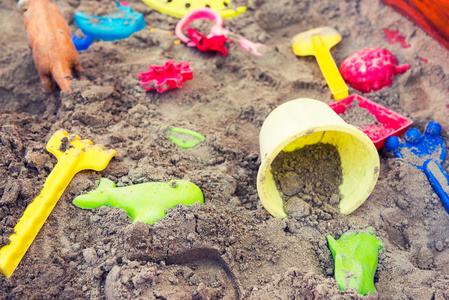 塑料儿童玩具在沙坑里或在海滩上