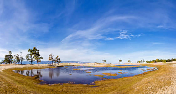 Saray 湾上 Olkhon 贝加尔湖岛沼泽