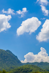 在农村，夏天 cloudscape