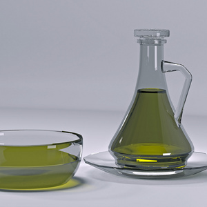 玻璃水罐和一杯橄榄油