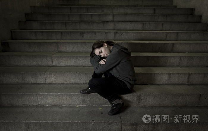 伤感的女子独自在街头地铁楼梯患抑郁症看看生病和无助