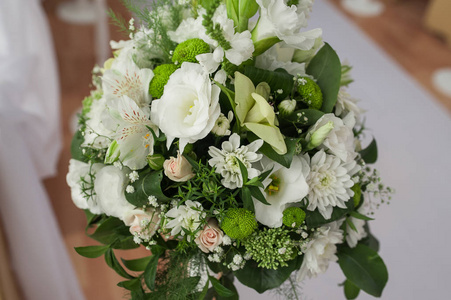 在婚礼上装饰的白色花束