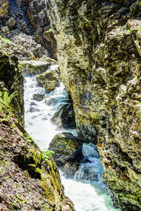 河流流经 Breitachklamm 峡谷