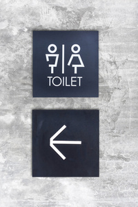 男女厕所或让与箭头签署混凝土墙风格