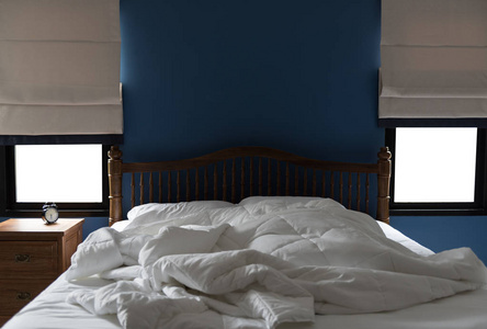 现代卧室与灰色窗帘和闹钟上木制侧
