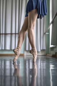 腿部的芭蕾大厅中的舞者图片