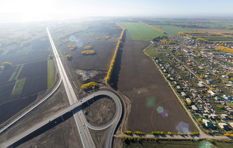 航空路立交 高架桥。十字路口查看停车场 桥梁。直升机拍摄。全景图像