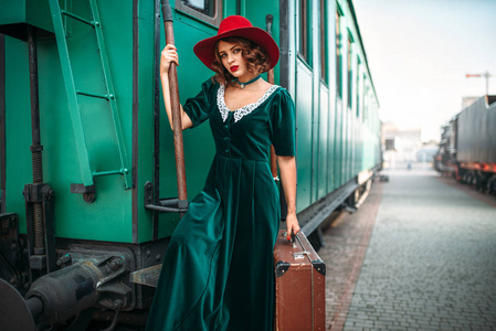 年轻女人如何战胜旧的铁路货车图片