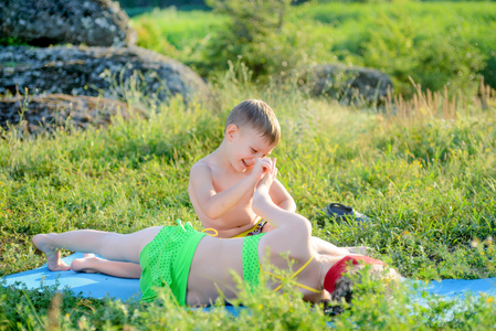 快乐可爱的孩子们在草垫子上拥抱