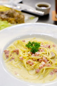 与火腿和蘑菇意大利面条 Carbonara