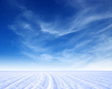 雪山和蓝蓝的天空图片