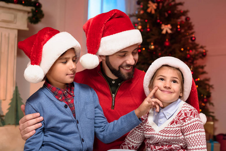 父亲和孩子们在圣诞老人的帽子