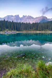 山地森林景观 湖堤 湖