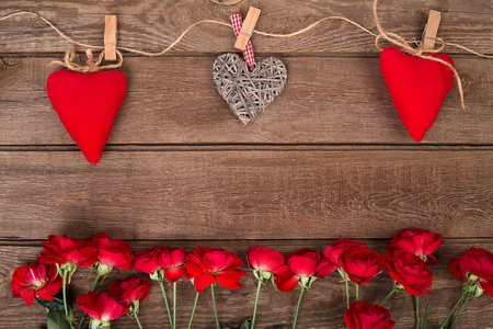 带着玫瑰和红心木背景上的框架。情人节那天