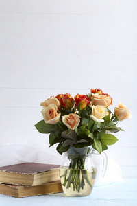 束橙玫瑰插在花瓶里