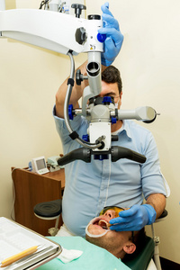 牙医用显微镜做牙科治疗的病人