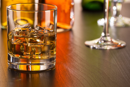 Glassof 威士忌加冰上酒吧桌