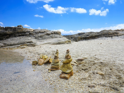 Piramide 堆栈的禅宗石头附近大海和蓝天