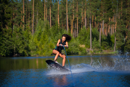 年轻女子骑在湖上滑水的研究