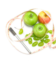测量带缠在一个绿色的苹果
