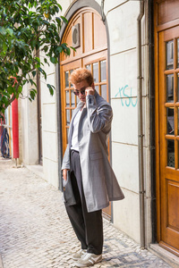 年轻时尚的男人在街上的欧洲城市