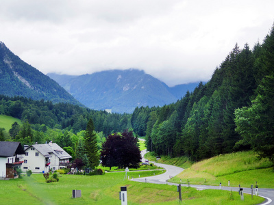 欧洲道路场景在夏天与高山背景