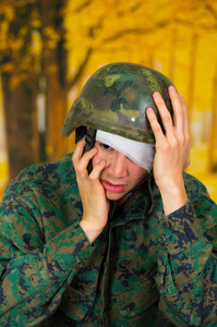 勇往直前的英雄士兵：男子军队头盔下的冲突应力