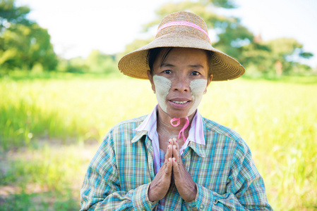亚洲传统成熟女性农民问候