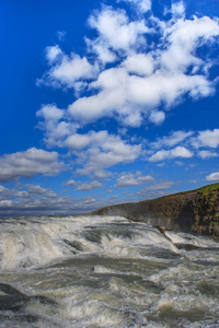 泡汤瀑布位于西南冰岛的惠特河河峡谷。这是该国最受欢迎的旅游景点之一