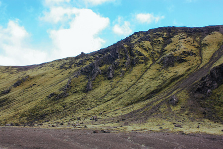 冰岛自然和风景的绿山
