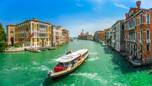 在威尼斯大运河与大教堂圣玛丽亚德致敬