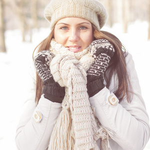 微笑的可爱的年轻女子冬季肖像
