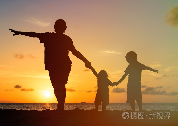 父亲与孩子剪影在日落时获得乐趣照片-正版商用图片0