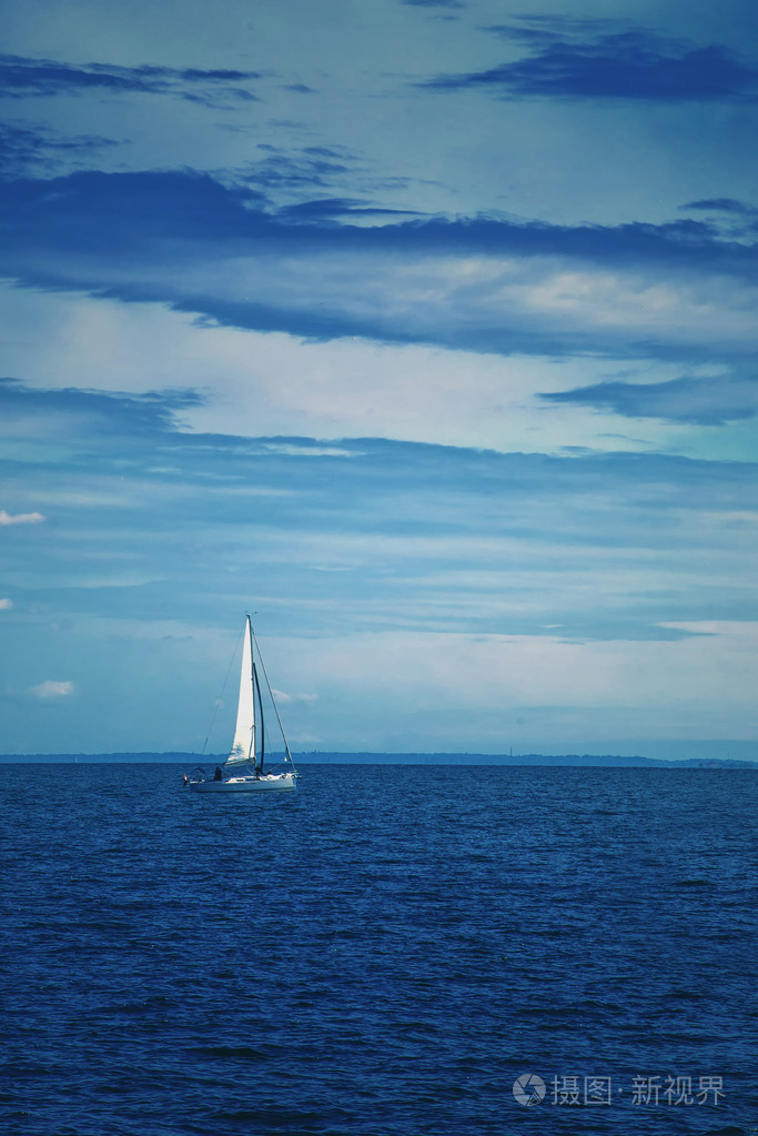 船航行在蓝色的海洋