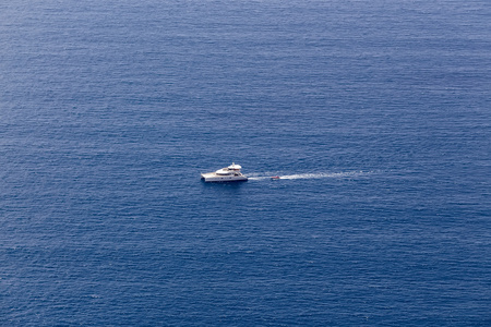 船舶导航到圣托里尼岛附近美丽的蓝色水