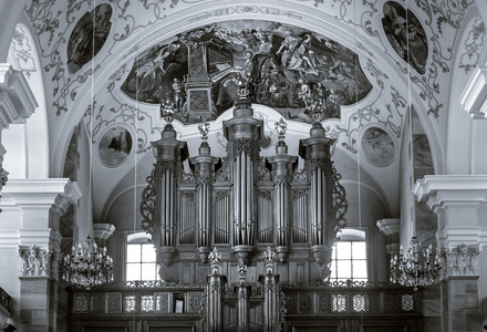 巴洛克式教堂内美丽器官视图