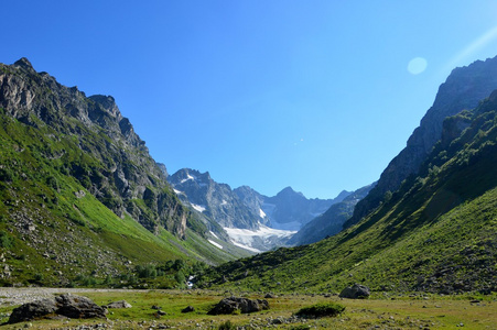 徒步旅行在高加索山