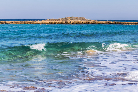 美丽的祖母绿海海湾夏天场景