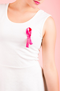 年轻女人穿着粉红丝带乳腺癌的认识观