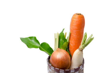 新鲜蔬菜生胡萝卜，洋葱，萝卜在白色背景上孤立的篮子里