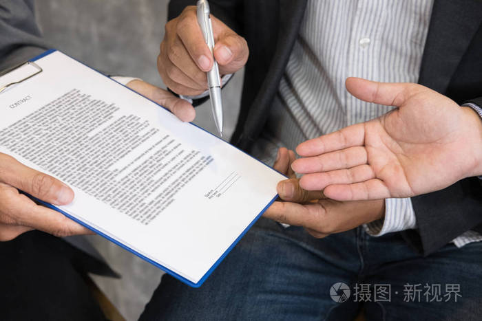 商人和律师进行合同谈判,它们所指的照片-正版商用图片0drua4-摄图新