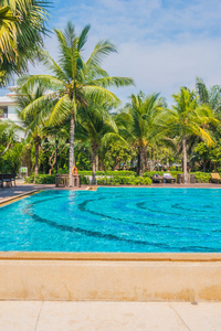 美丽的游泳池与棕榈树