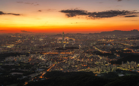 晚上在韩国的首尔城市天际线的景观