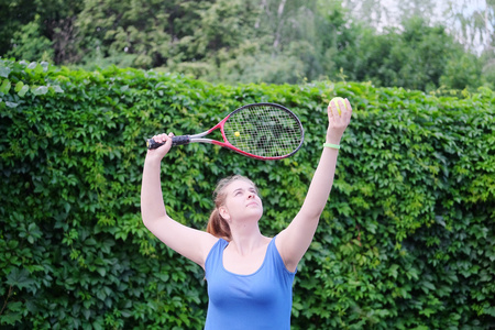 图像的女孩打网球