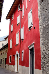 在狭窄的街道，在意大利的老红房子