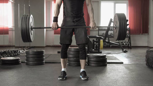 运动员男子在健身房锻炼肌肉的特写