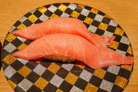 Chutoro 金枪鱼寿司饭寿司带日本餐厅在板上的特写