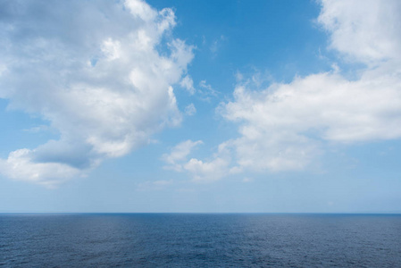 海地平线和多云的天空