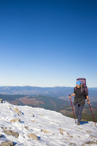 与背包登山者是在一个斜坡上