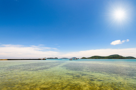 大海和沙滩在阳光下在夏天，泰国